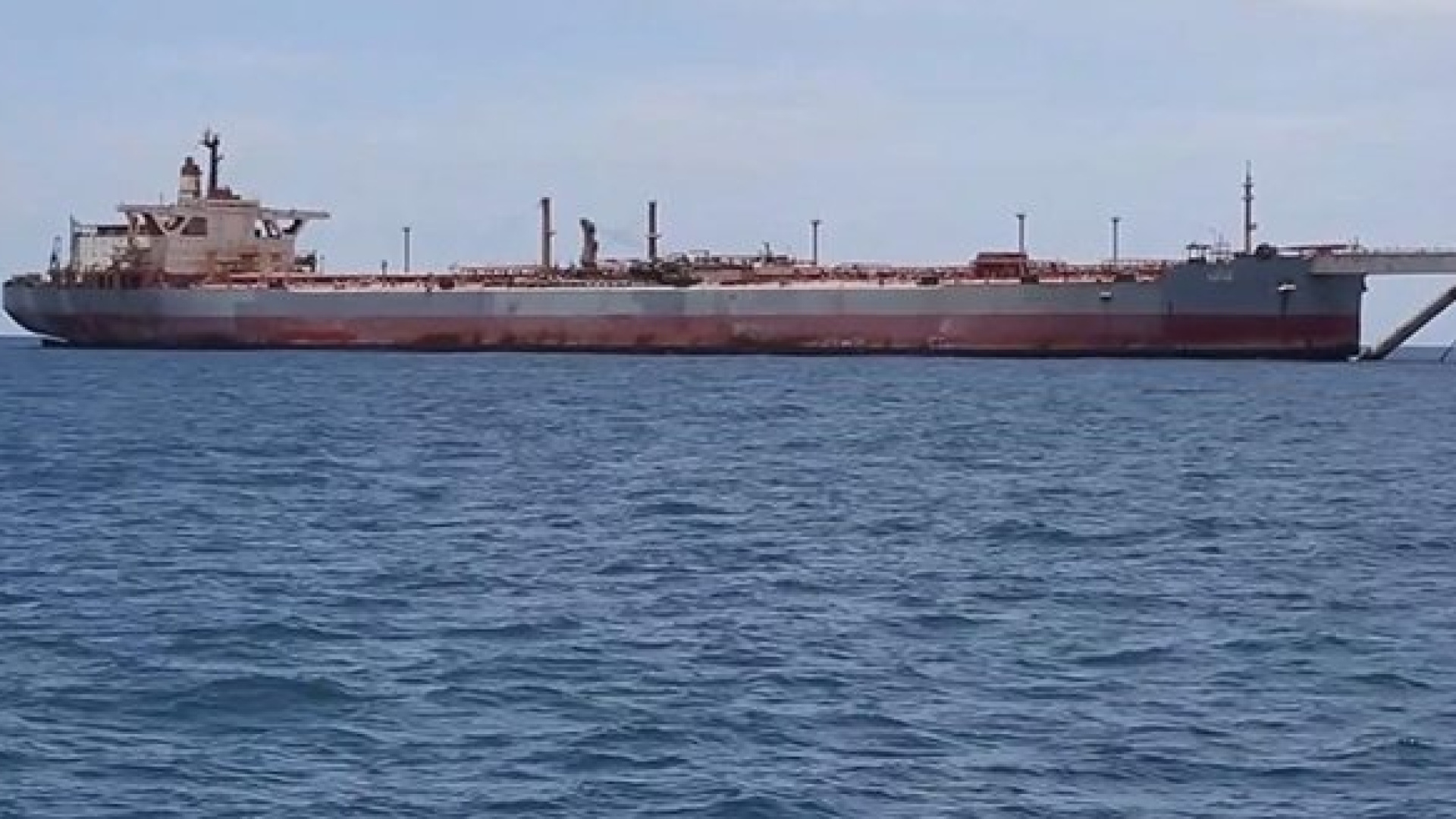 BAE açıklarında petrol tankerine mühimmat isabet e…