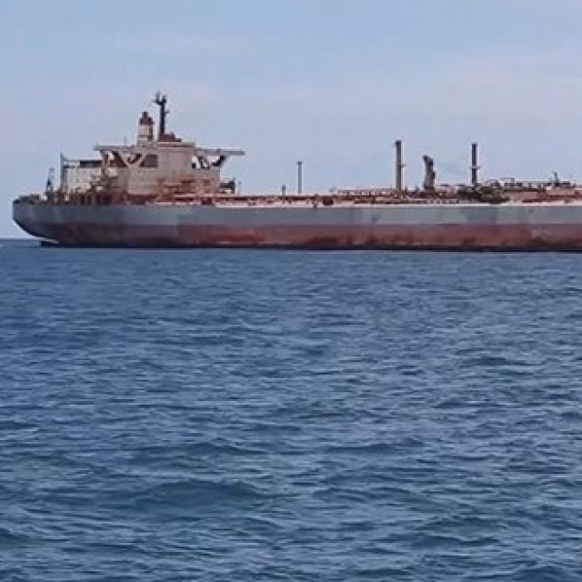 BAE açıklarında petrol tankerine mühimmat isabet etti