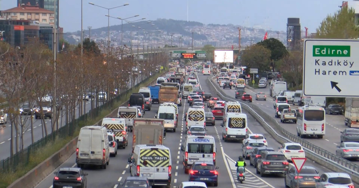 İstanbul'da Trafik Felç! Anadolu ve Avrupa Yakasında Uzun Süreli Gecikmeler