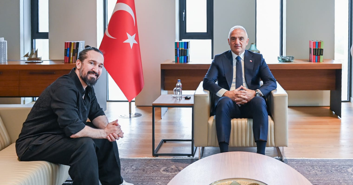 Türkiye Kültür Bakanı Doğukan Manço ile görüşerek Barış Manço'yıanıyor