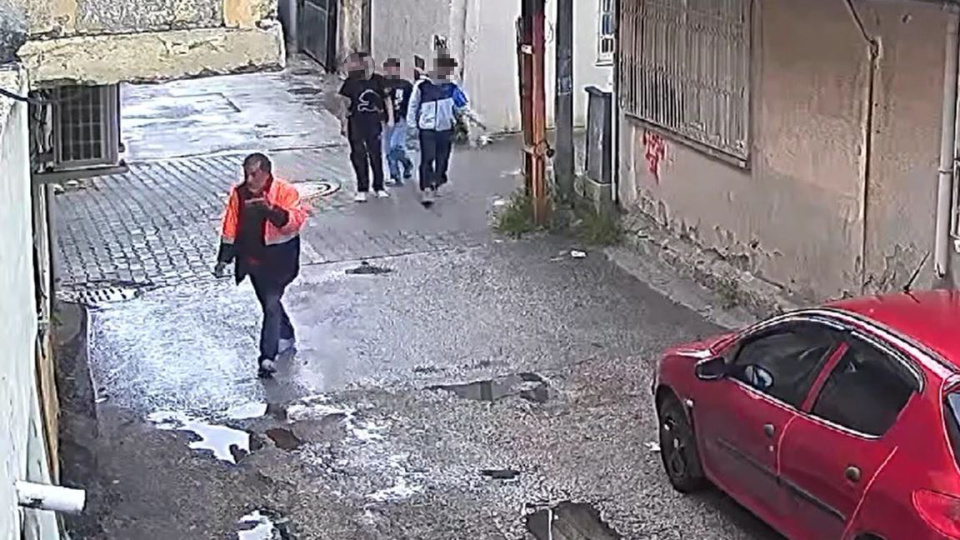 3 çocuk 1 adamı sebepsiz dövdü!