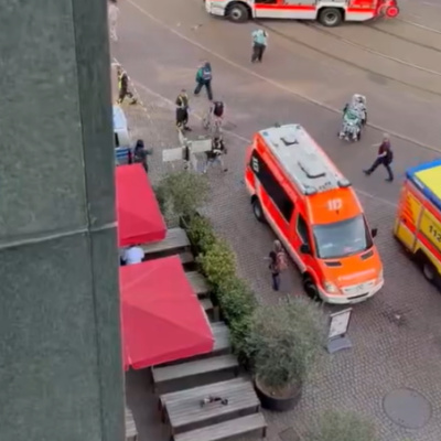 Almanya'da bir araç yayaların arasına daldı