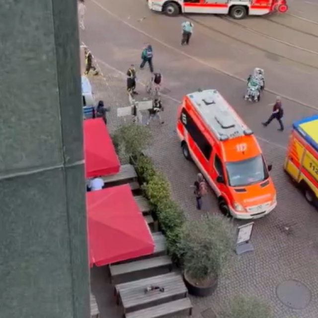 Almanya'da bir araç yayaların arasına daldı