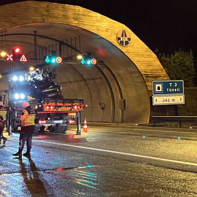 Tünel girişindeki duvara saplandı: 1 ölü