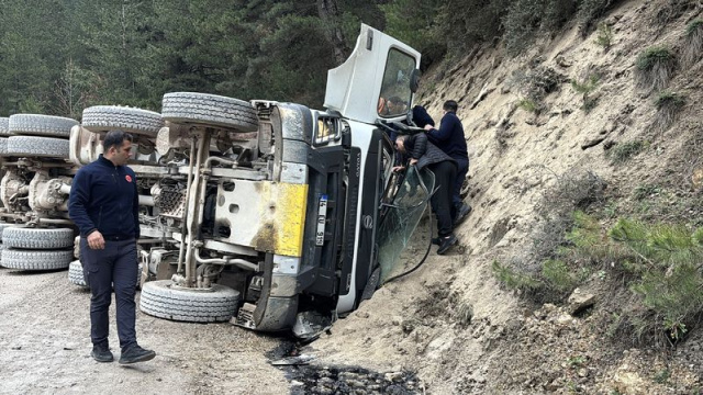 Harfiyat kamyonu devrildi: 1 ölü