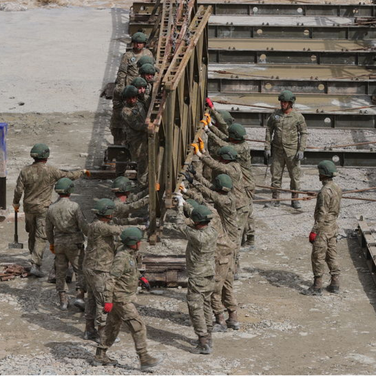 Hakkari'de kapanan yola Mehmetçik'ten köprü desteği