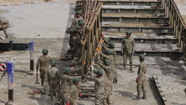 Hakkari'de kapanan yola Mehmetçik'ten köprü desteği