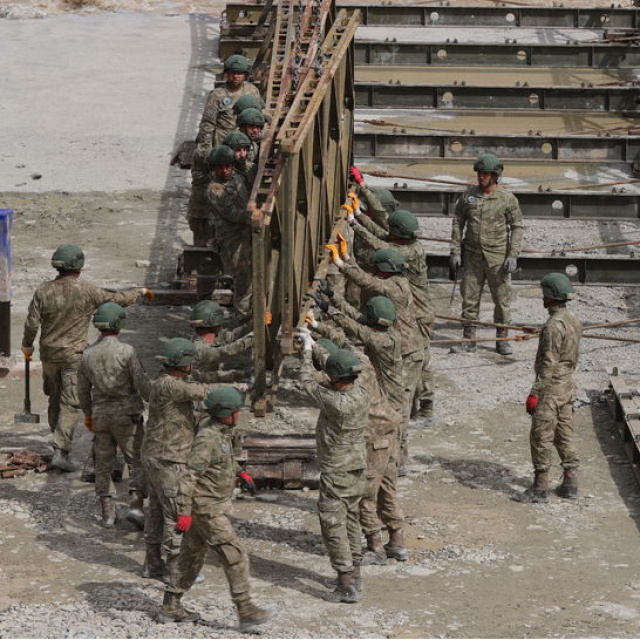 Hakkari'de kapanan yola Mehmetçik'ten köprü desteği