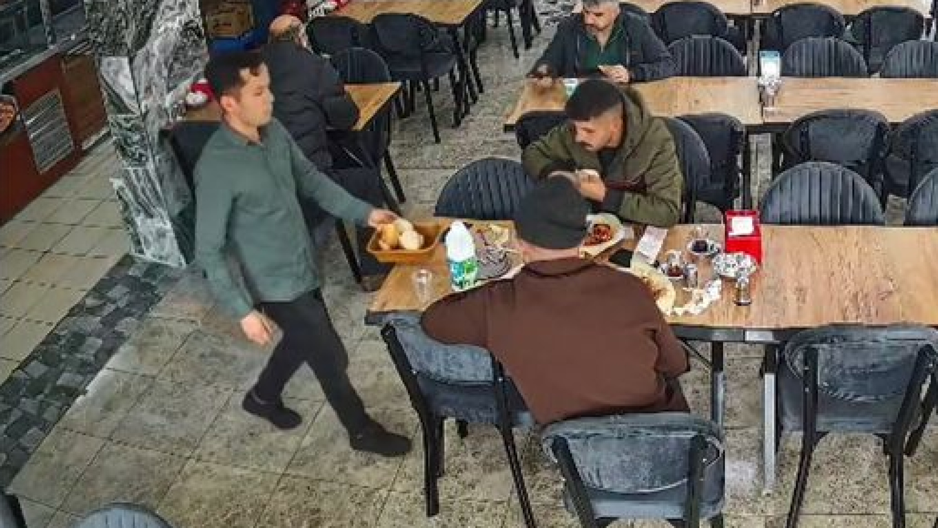 İstanbul'da İki Kişi Büfede Yemek Yiyip Hesap Ödemeden Kaçtı, Ayranı da Aldı
