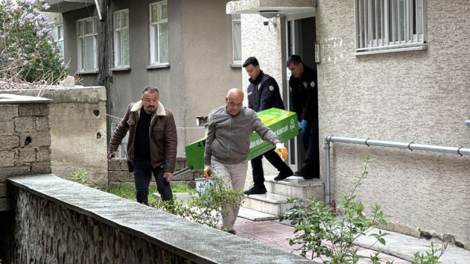Apart evde ölü bulundu