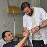 Enfeksiyon kapan parmağı kasığına dikildi