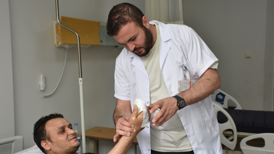 Enfeksiyon kapan parmağı kasığına dikildi