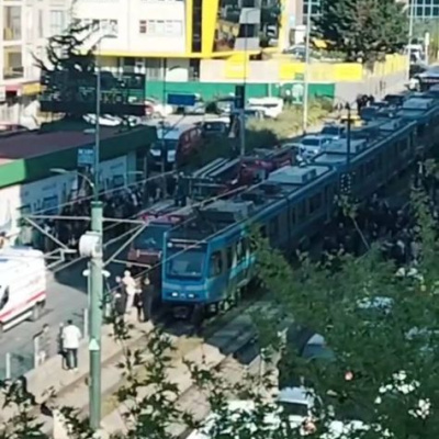 Motosikletliye tramvay çarptı!