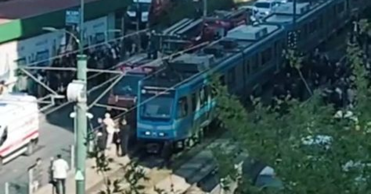 Gaziosmanpaşa'da Motosikletli Tramvayla Çarpıştı