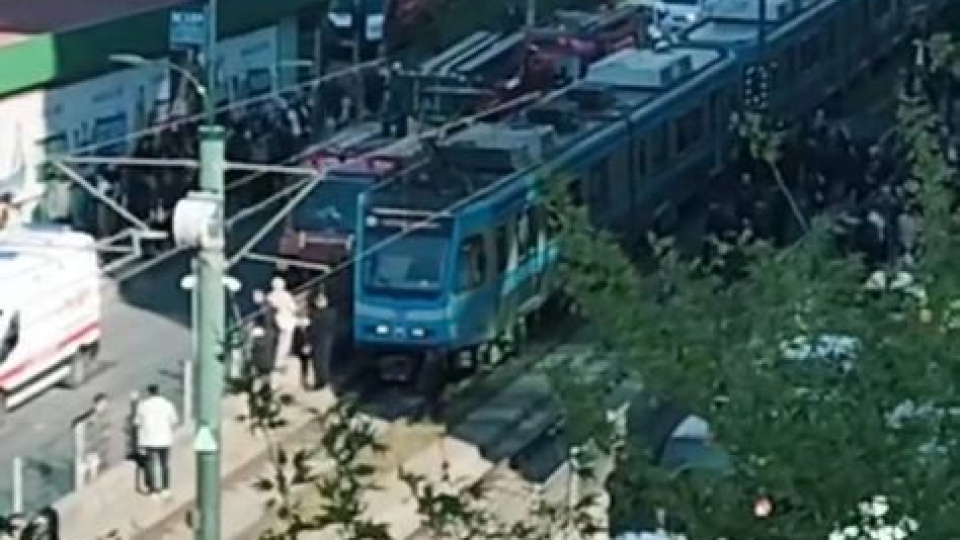 Motosikletliye tramvay çarptı!