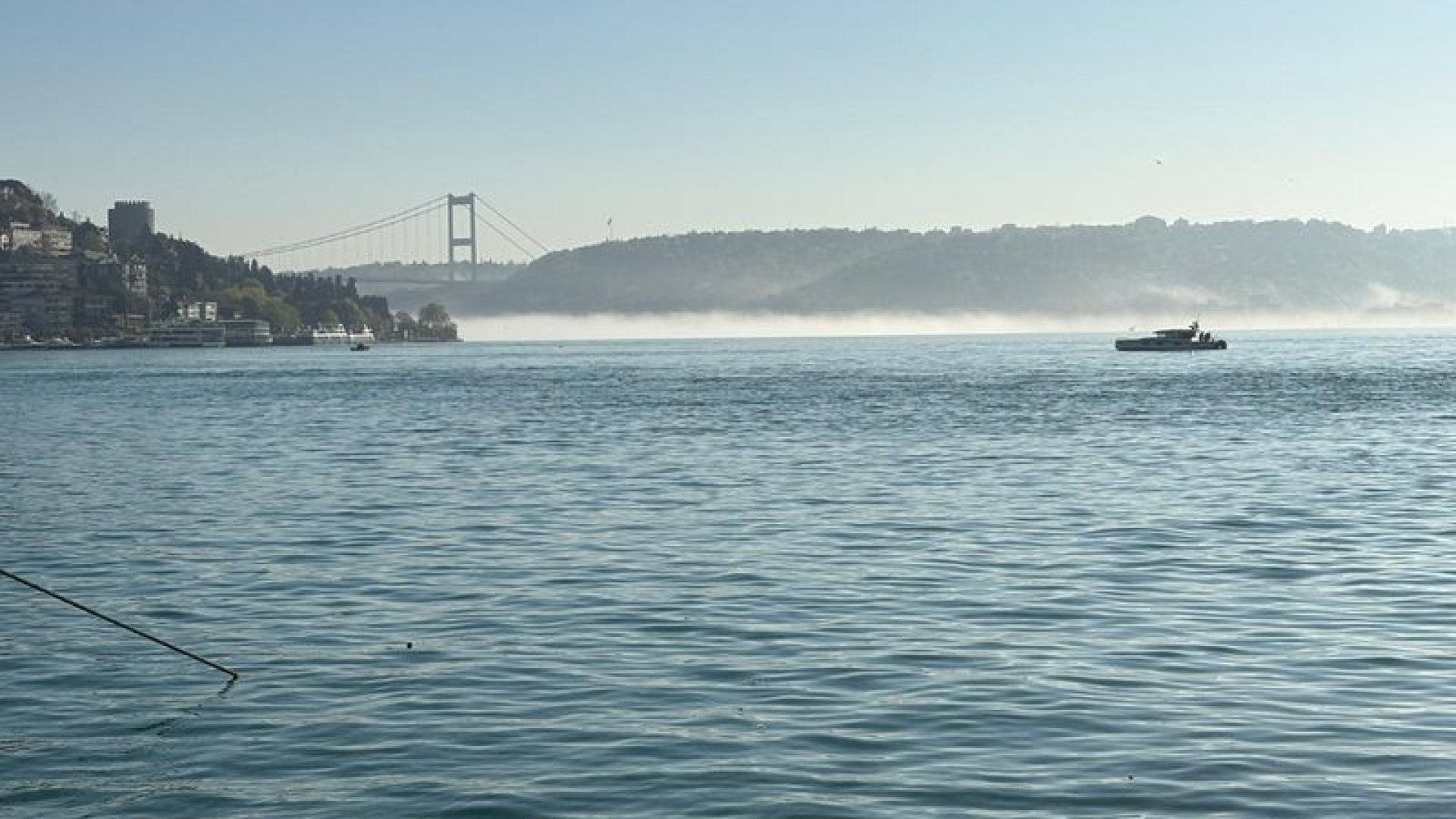İstanbul'da yoğun sis Boğaz gemi trafiğini durdurdu