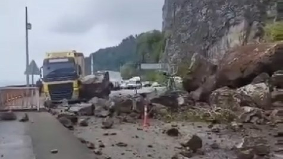 Artvin'de heyelan! Kaya parçaları düştü
