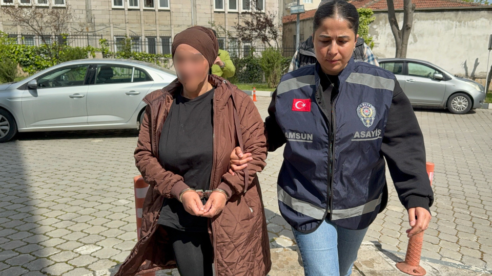 Yeğeninin altınını çaldı kendisine araç aldı