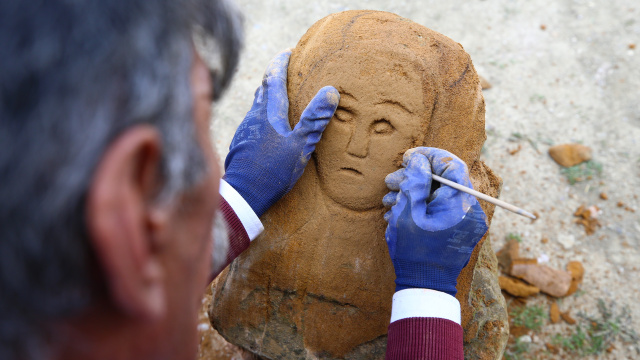 Erzurumlu çiftçi eşinden ayrı kaldı, özlemi sanata dönüştü