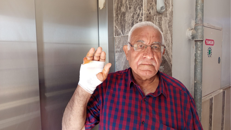 Komşusunun parmağını ısırıp koparttı!