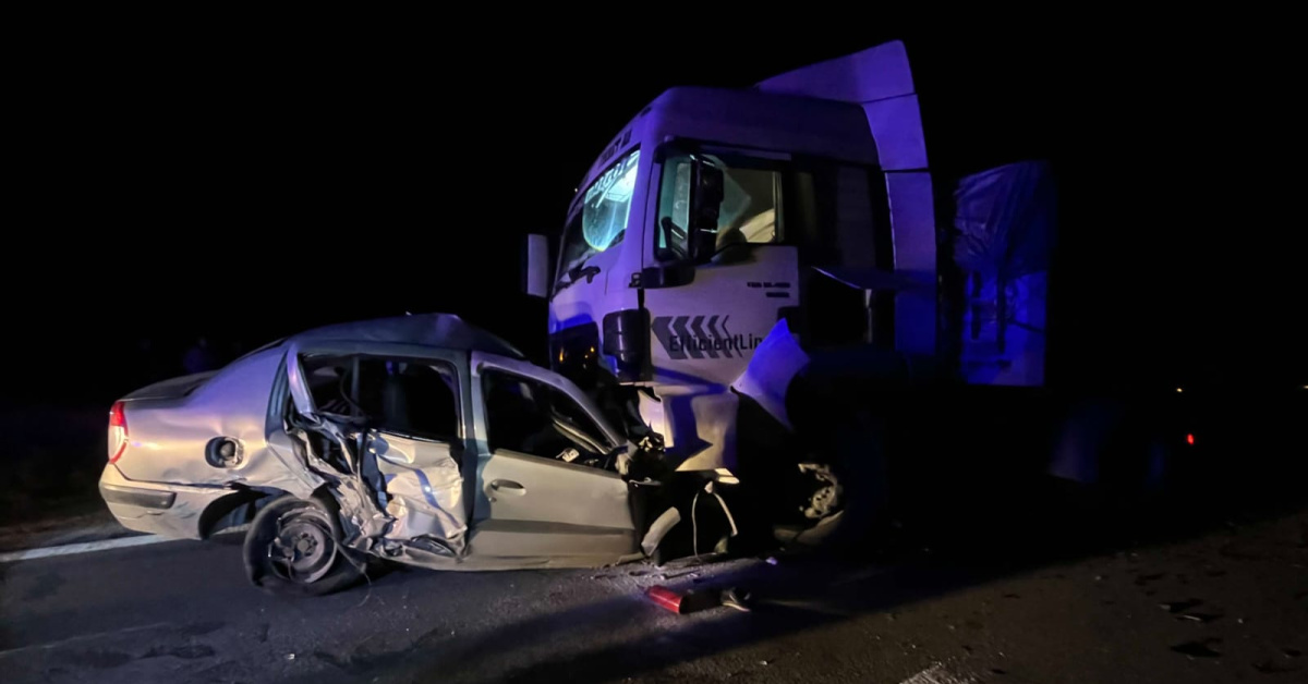 Niğde Ulukışla'da TIR ile otomobil kafa kafaya! Yaşlı çift ölüyor