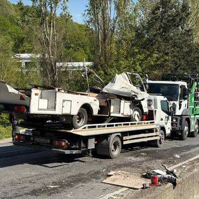 Bariyerlere çarpan karavan parçalara ayrıldı!