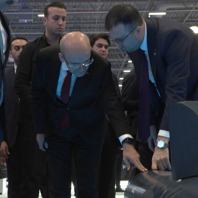 Bakan Şimşek, SAHA 2026'yı ziyaret etti