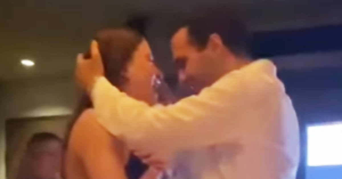 Serenay Sarıkaya ve Mert Demir'inromantik dans fotoğrafı