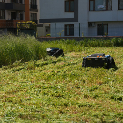 Tuzla'da çimleri robotlar biçiyor
