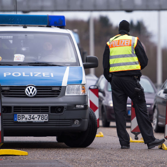 Polisin yanında gaz çıkardı, mahkemeye çıkarıldı