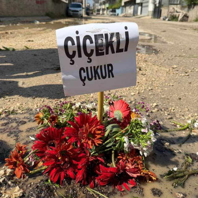 Yoldaki çukurlara çiçekli tepki