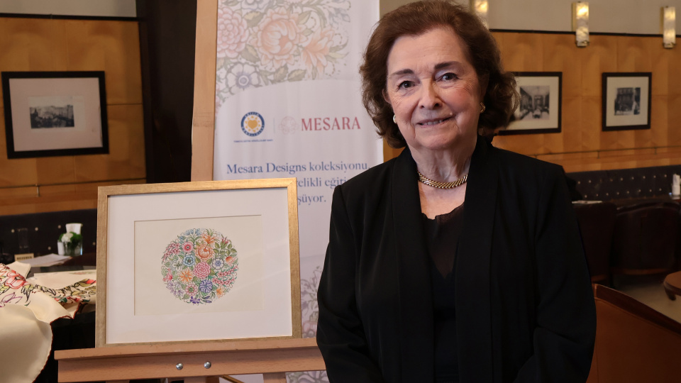 Gülbün Mesara'nın gül motifleri Anneler Günü'nde eğitime destek oluyor