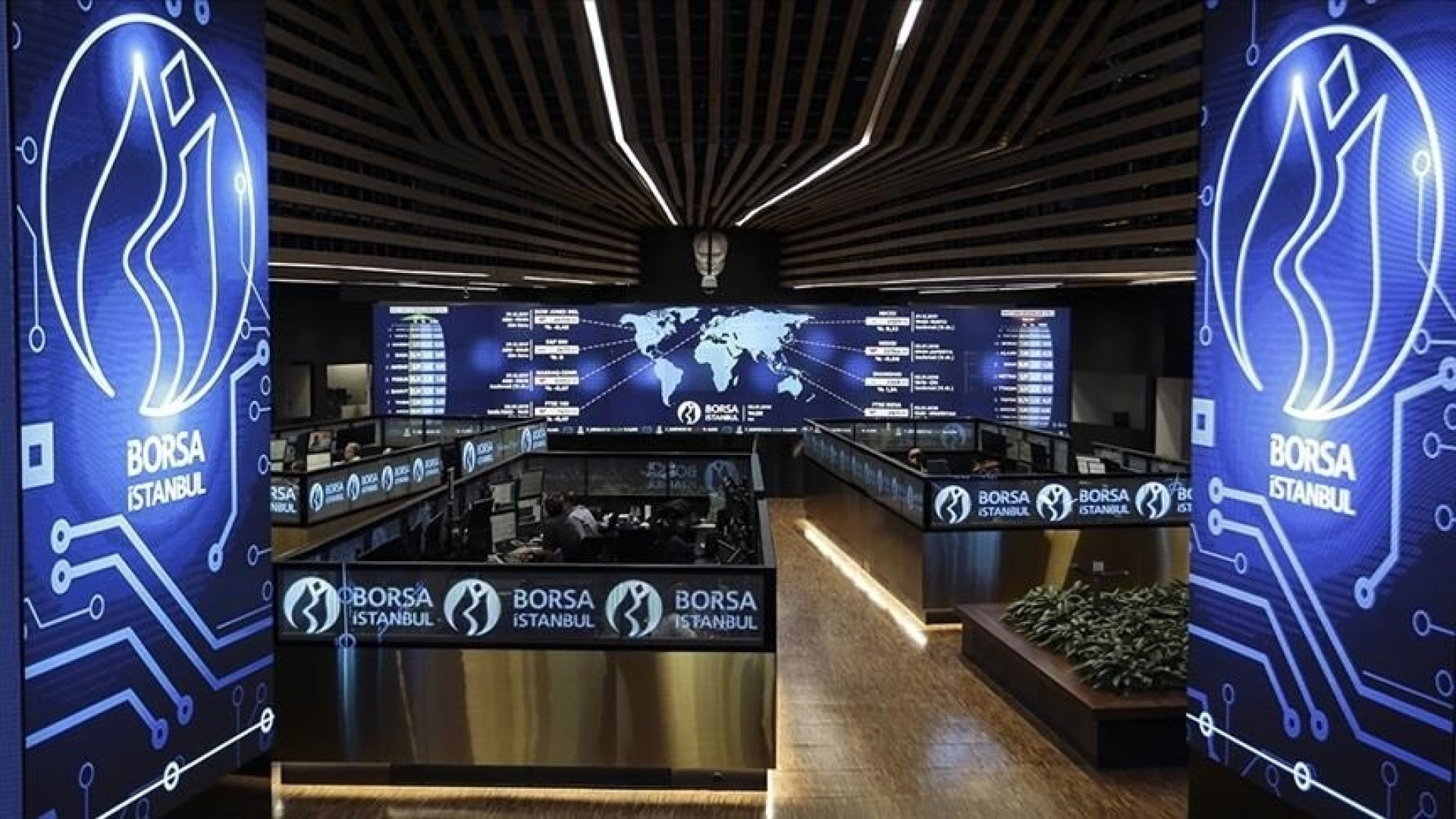 BIST 100 rekor kırarak günü 15.062 puanla tamamladı
