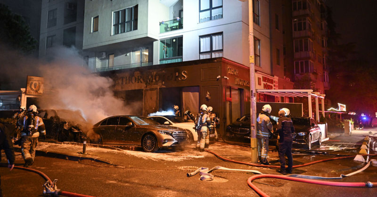 Kadıköy'deoto galeride yangın, 4 araç kaybedildi