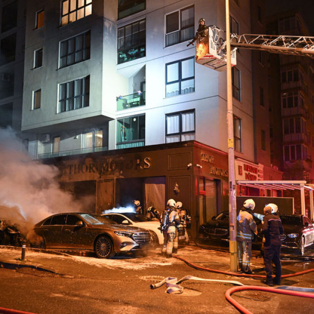 Oto galeride yangın: 4 araç küle döndü