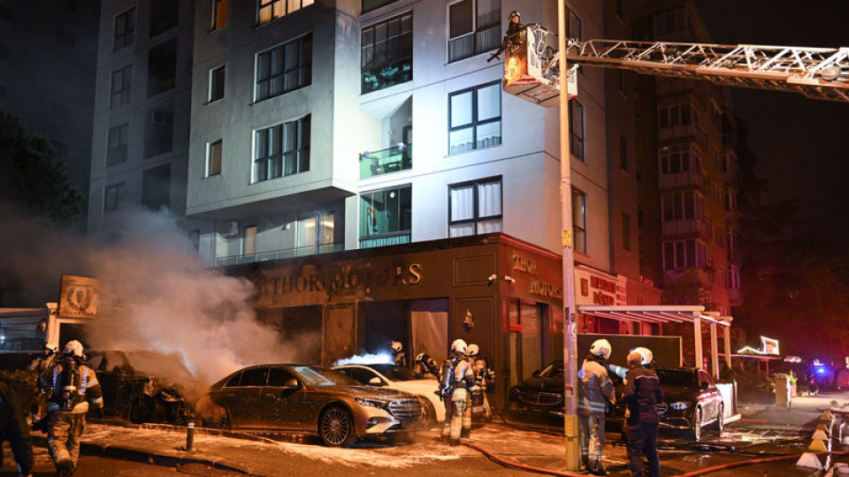 Oto galeride yangın: 4 araç küle döndü