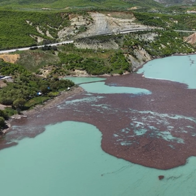 Tunceli'deki Uzunçayır Gölü'nde kirlilik