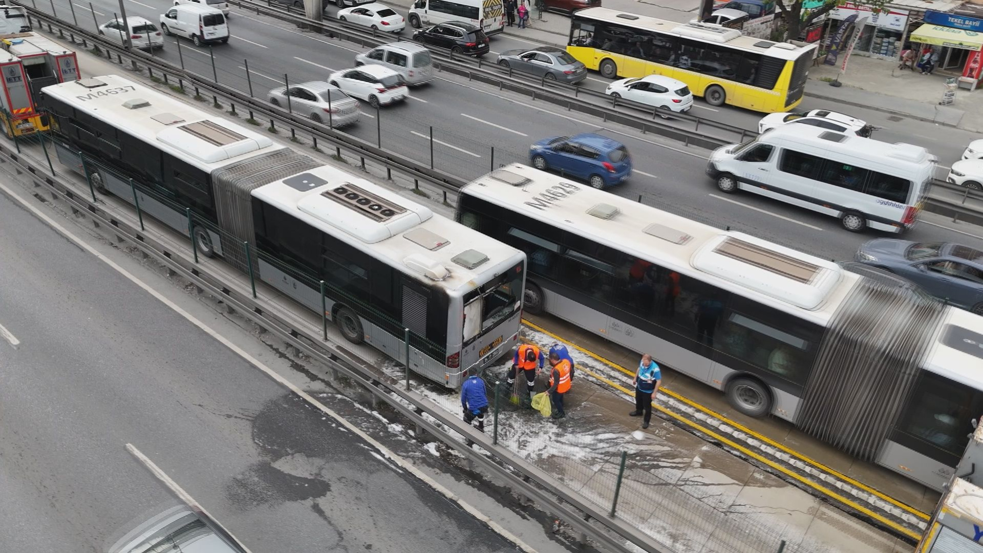 Avcılar’da metrobüste yangın: Dumanlar yükseldi, yolcular tahliye edildi | Son dakika haberleri