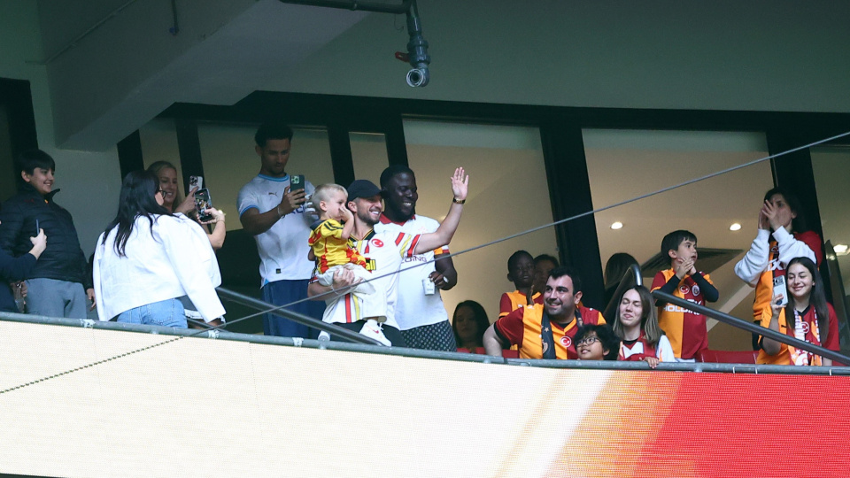 Mertens ve ailesi yeniden RAMS Park'ta!
