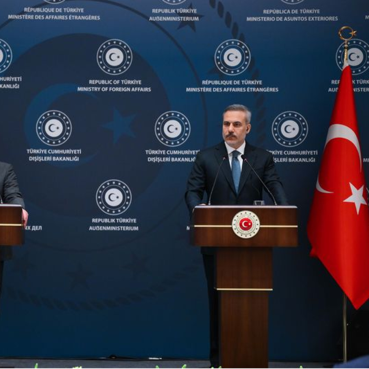 İranlı mevkidaşıyla görüştü
