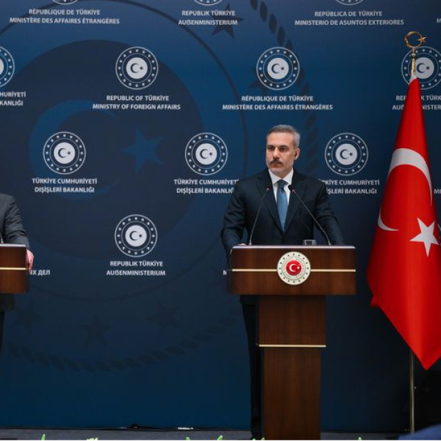 İranlı mevkidaşıyla görüştü