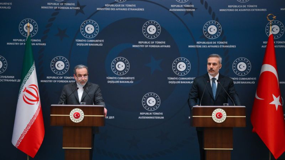 İranlı mevkidaşıyla görüştü