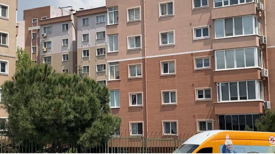 Boşanma aşamasındaki eşini defalarca bıçakladı