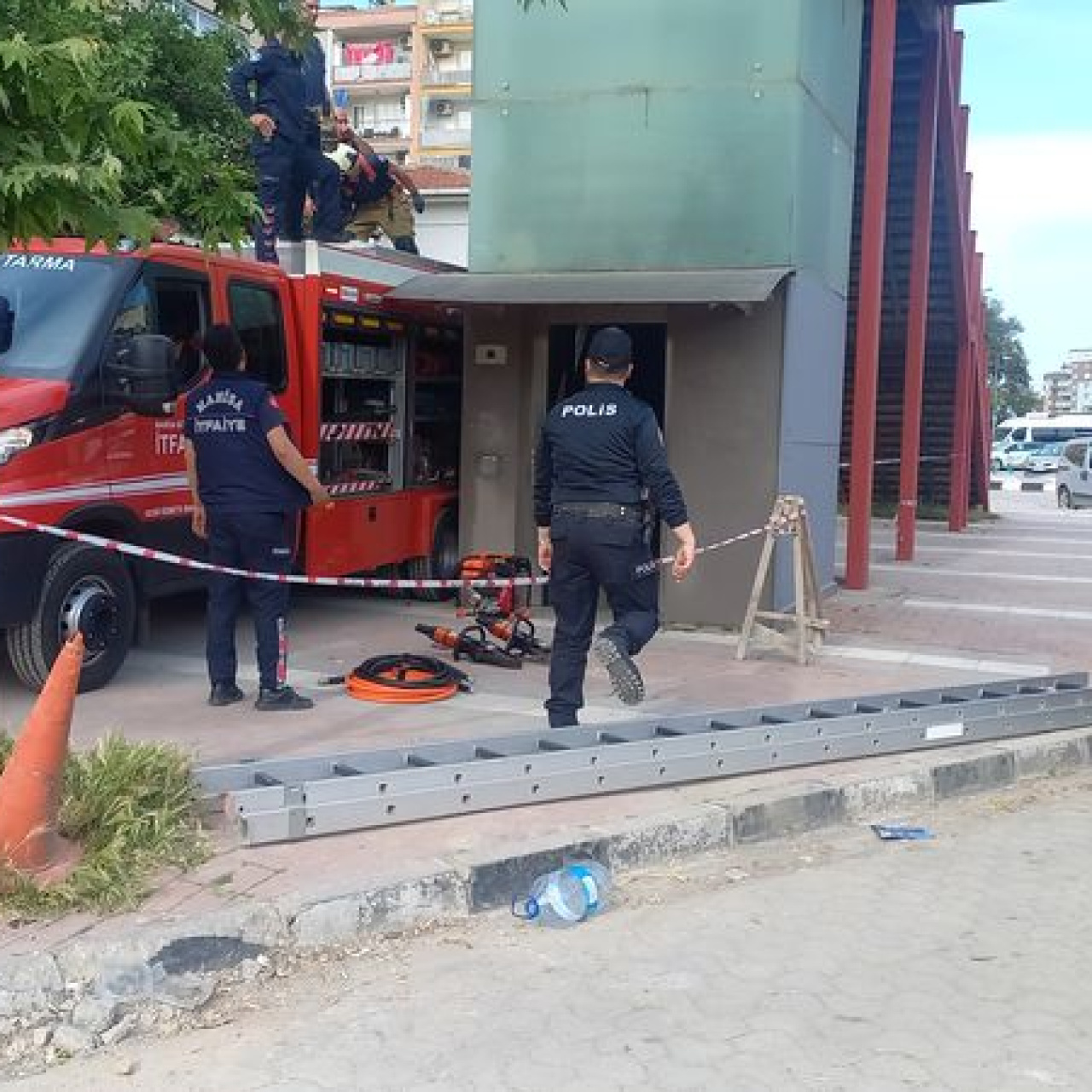 Asansöre sıkışan genç öldü!