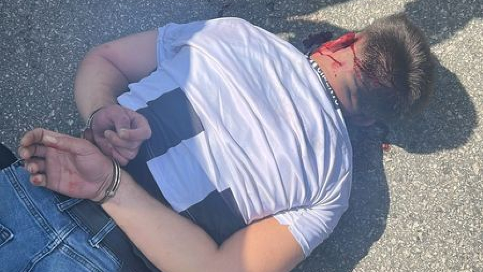 Kız arkadaşı ile birlikte taksiciyi rehin alıp, polise ateş açtı