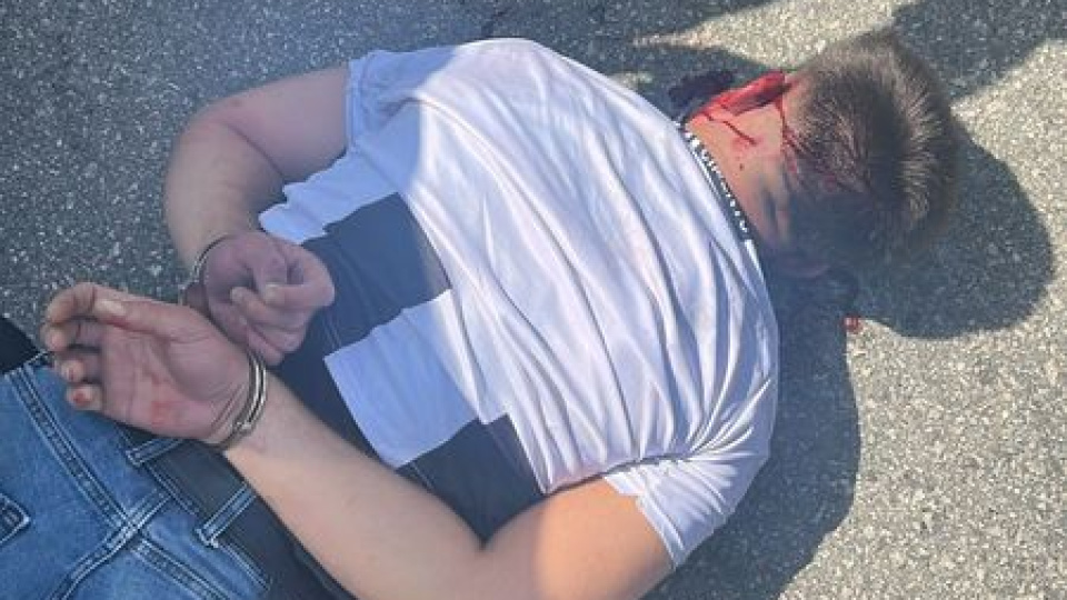 Kız arkadaşı ile birlikte taksiciyi rehin alıp, polise ateş açtı