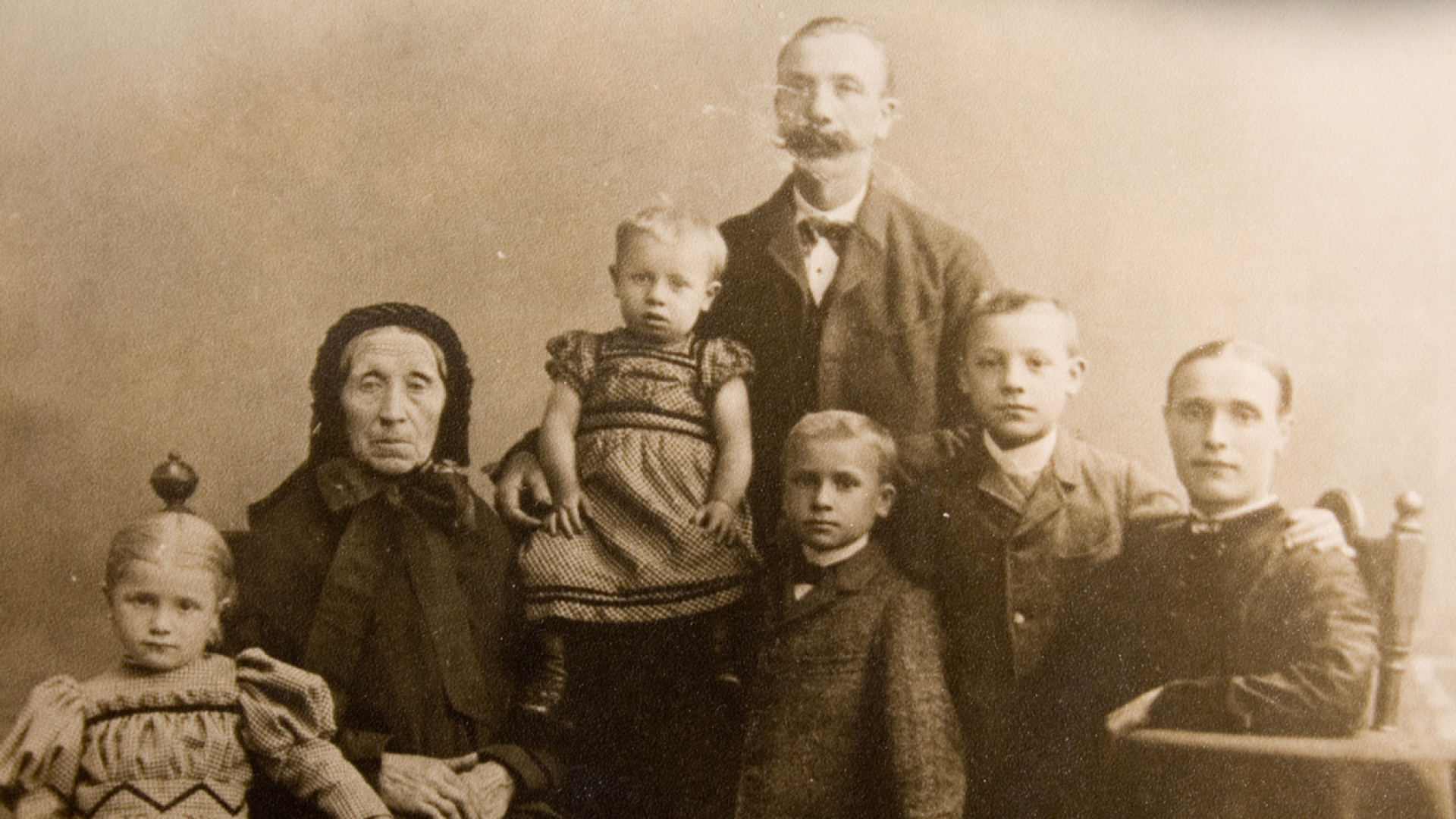 Eski fotoğraflarda insanlar neden hiç gülümsemiyor? İşte 19. yüzyıldaki donuk bakışların ardındaki 6 şaşırtıcı sebep