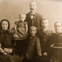 Eski fotoğraflarda neden kimse gülmüyor?