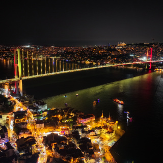 15 Temmuz Şehitler Köprüsü sarı-kırmızıya büründü