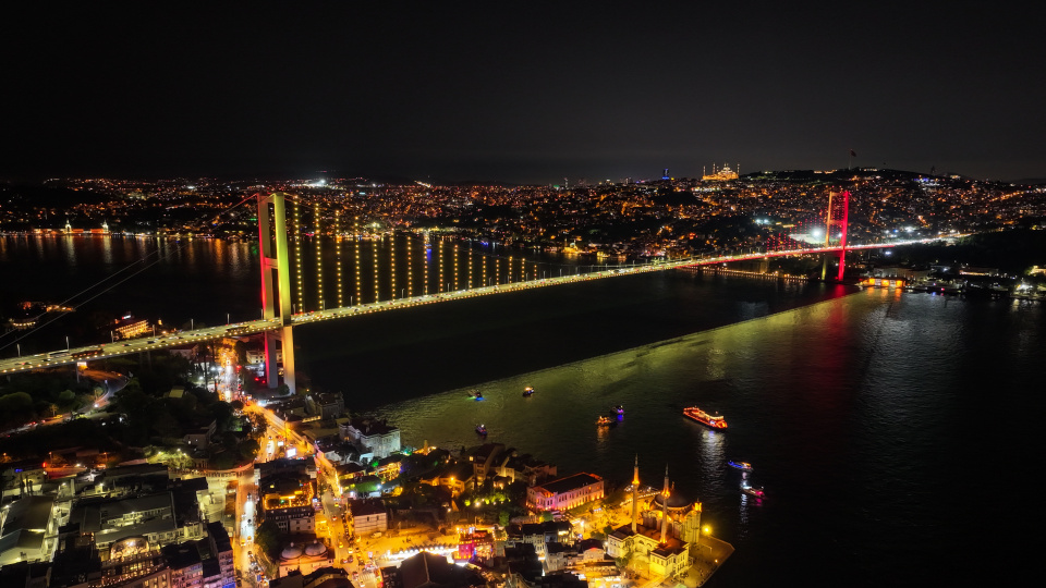 15 Temmuz Şehitler Köprüsü sarı-kırmızıya büründü